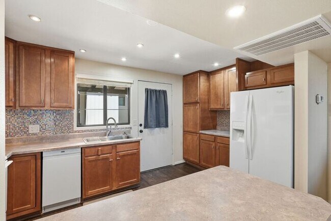 Building Photo - Charming Furnished, 55+ Community in Green Valley!