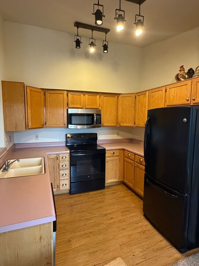 Building Photo - Available Now: 2 Bed - 2 Bath Townhouse, Continental area - $1,875