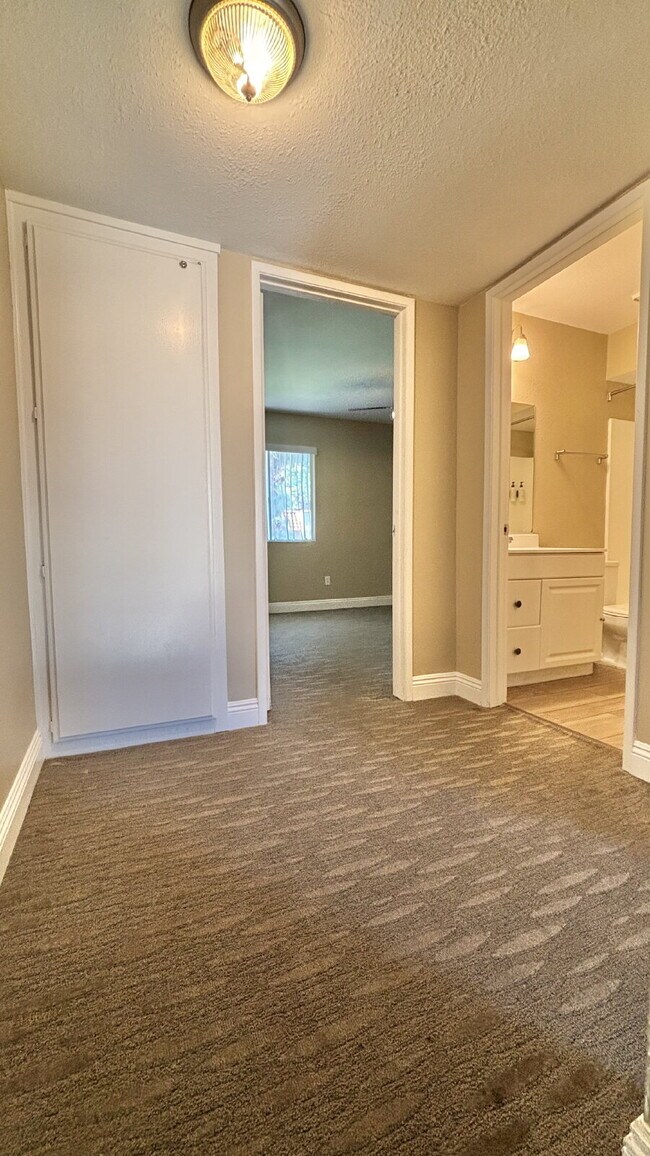 Building Photo - 2 Bedrooms Townhome Availble For Rent in I...