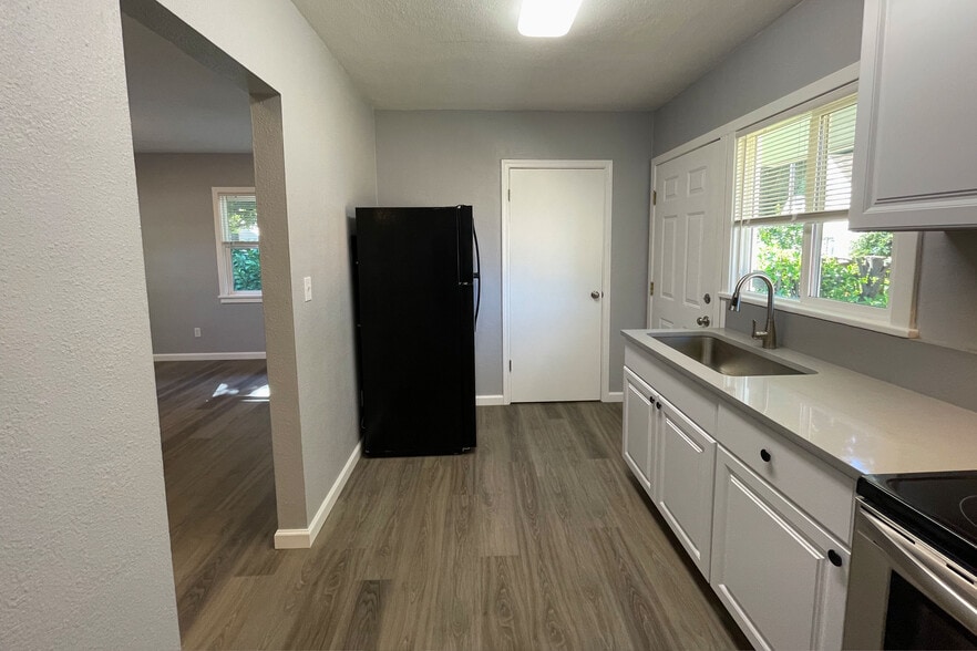 Building Photo - 2102 W 28th St