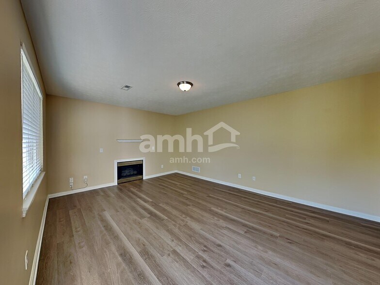 Building Photo - 8428 Stratford Ct