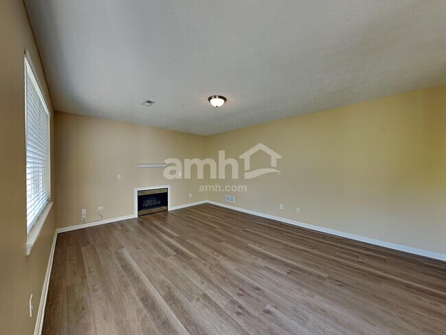 Building Photo - 8428 Stratford Ct