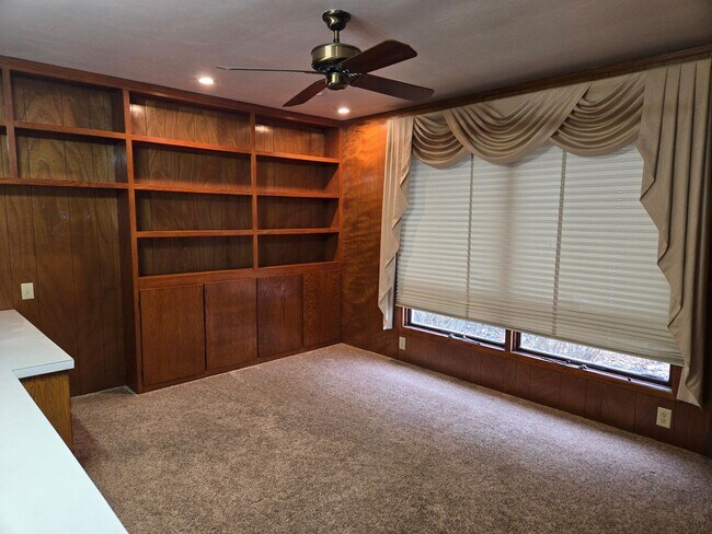 Building Photo - 132 Corll St