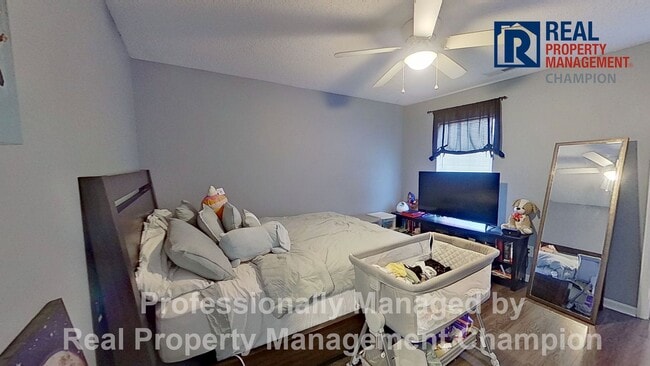 Building Photo - Charming 2BD/2 BA End Unit Townhouse w/Fir...