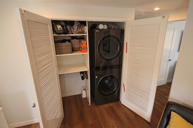 Building Photo - Furnished Recently Renovated Townhome