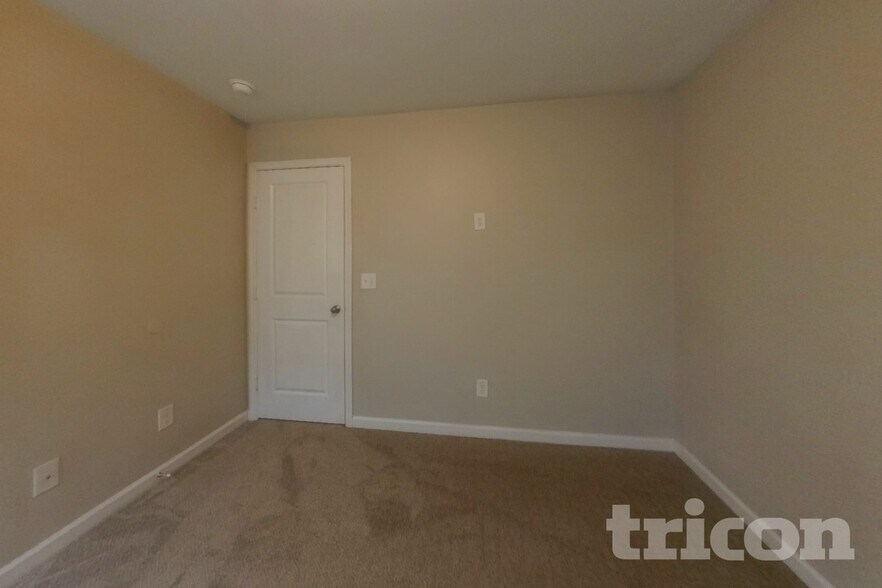 Building Photo - 2300 Shady Dr