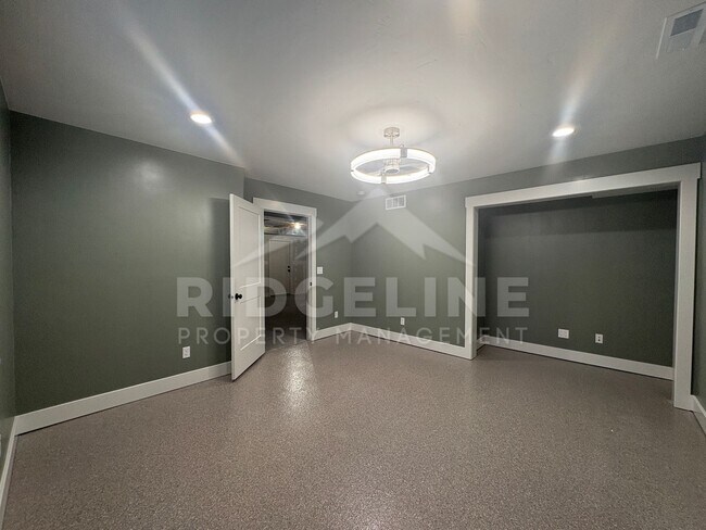 Building Photo - 137 Linden St