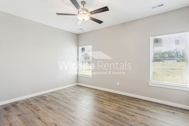 Building Photo - Brand new duplex