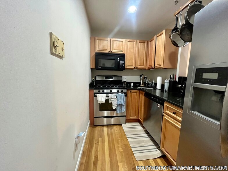 Building Photo - 470 E 3rd St