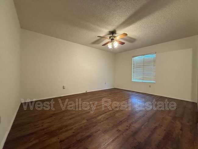 Building Photo - 302 Calvin St