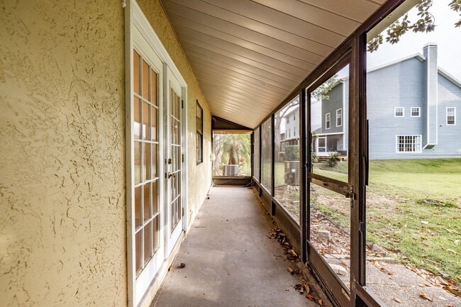 Building Photo - NEW PRICE! 3/2 Palm Harbor Townhouse