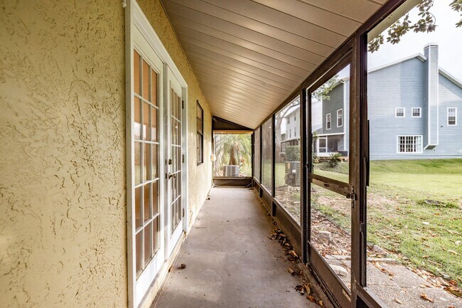 Building Photo - UPDATED PRICE! 3/2 Palm Harbor Townhouse