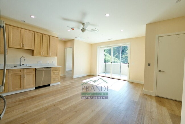 Building Photo - 10 E Crescent Dr
