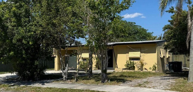 Building Photo - Large 4-1 house