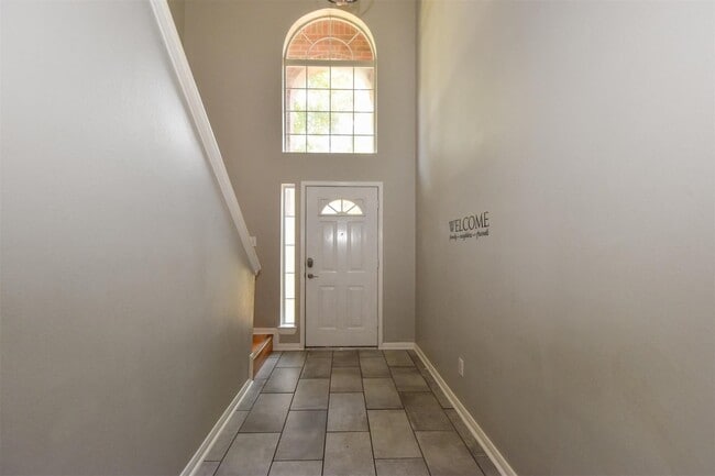 Building Photo - 26986 Crown Haven Dr