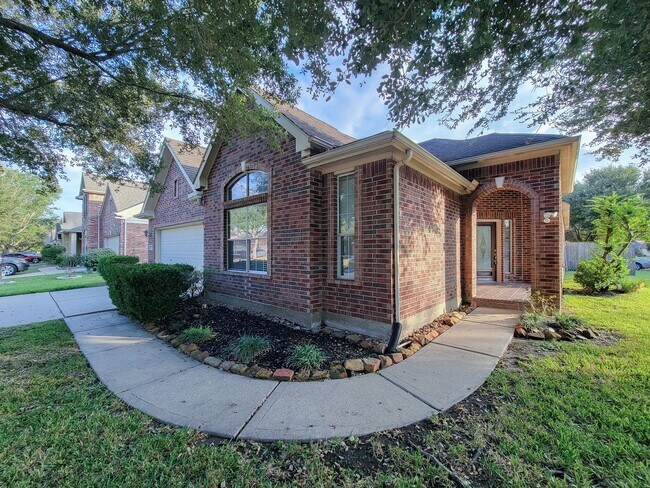 Building Photo - Fantastic looking 4 bedroom and 2 bathroom home in a great neighborhood nestled in the heart of S...
