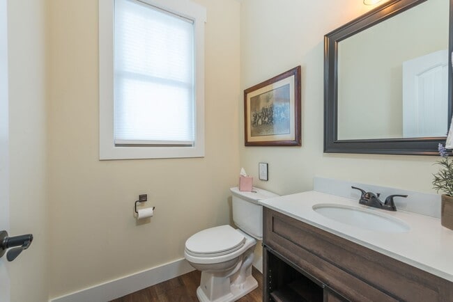 Building Photo - Black Mountain Rental!