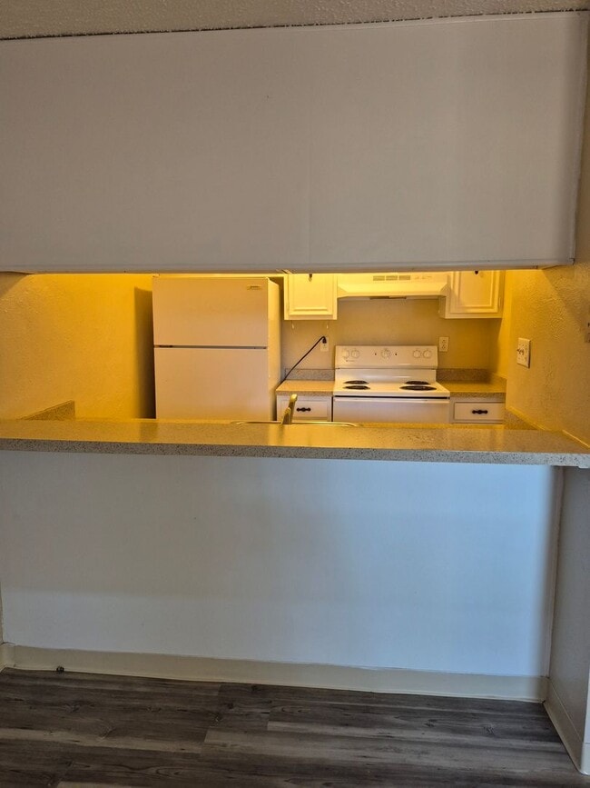 Building Photo - Spacious 2 Bedroom Condo-SPECIAL PRICING.