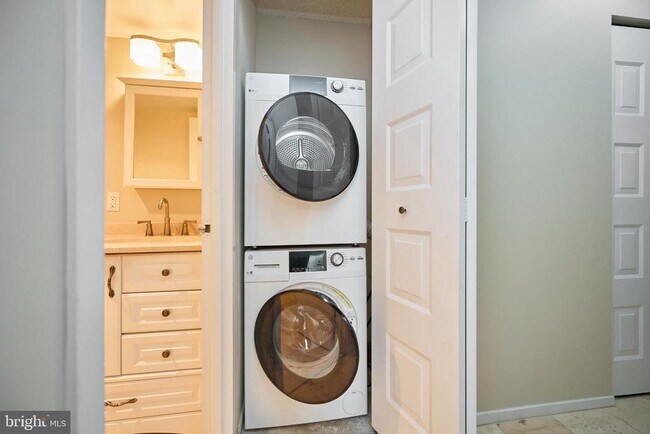 Building Photo - 2300 Pimmit Dr