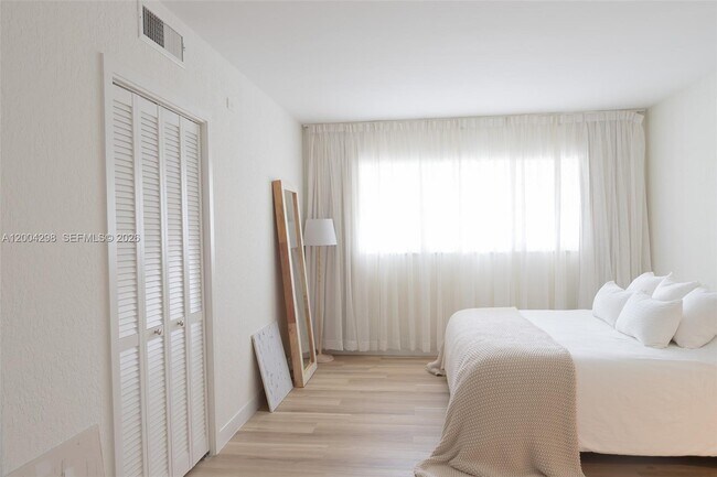 Building Photo - 3250 N Palm Aire Dr