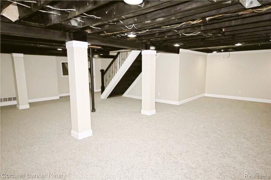 Building Photo - 669 Mohegan St
