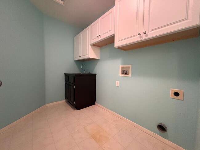 Building Photo - Three Bedroom Galt Home!