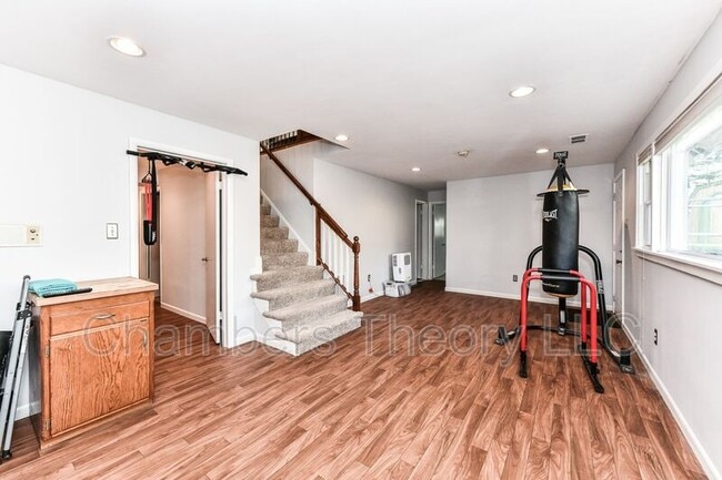 Building Photo - 1328 N Ivanhoe St