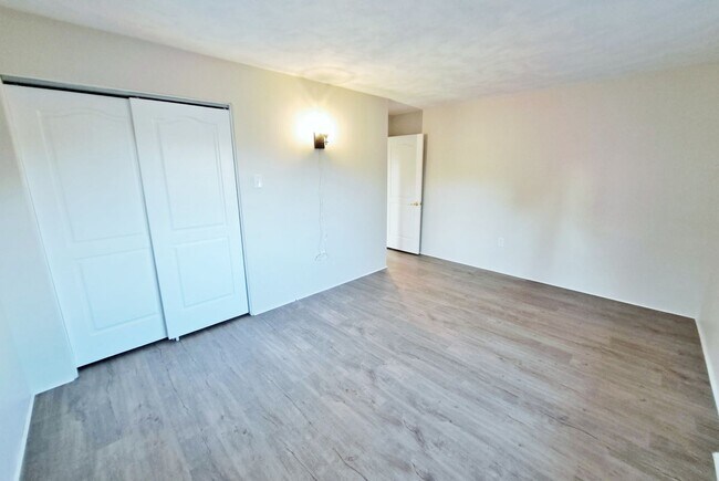 Building Photo - 3 Bed / 1-1/2 Bath Single Family Home w/ 2-Car Garage