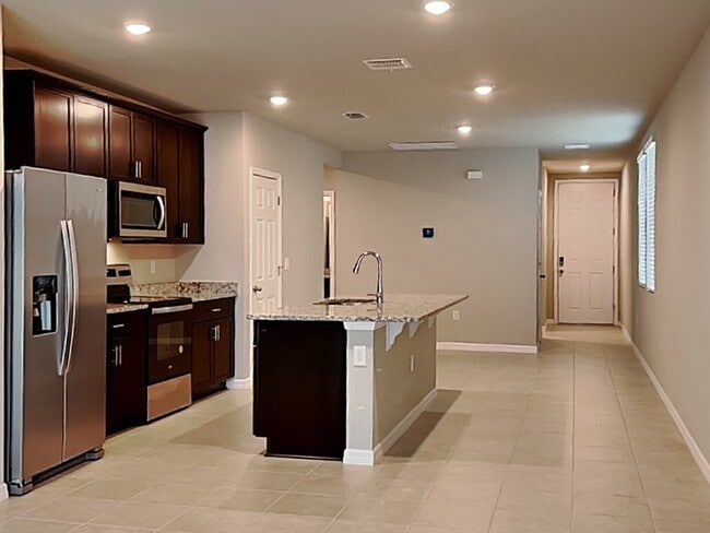 Building Photo - 2410 Brassie Ct