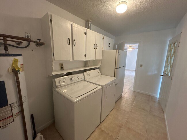 Building Photo - Beautiful 3 Bedroom Home Just Steps from L...