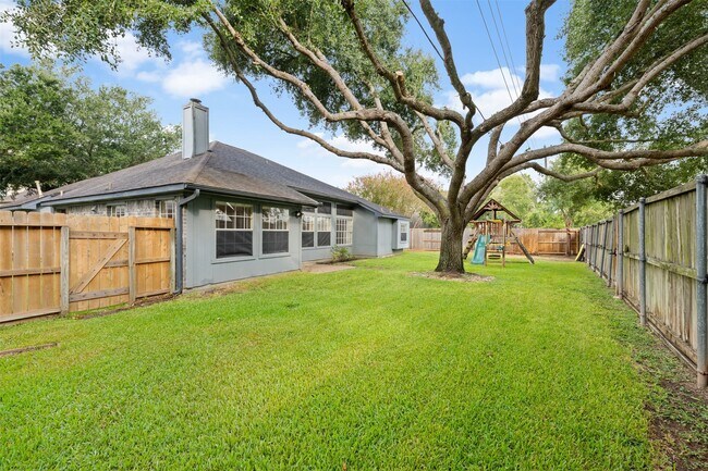 Building Photo - 211 Scarlet Maple Dr