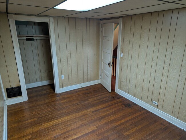 Building Photo - Cozy 2 Bedroom 1/2 Double