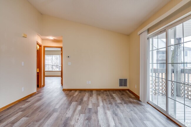 Building Photo - Marketing TitleModern 2-Bed/2-Bath Condo S...