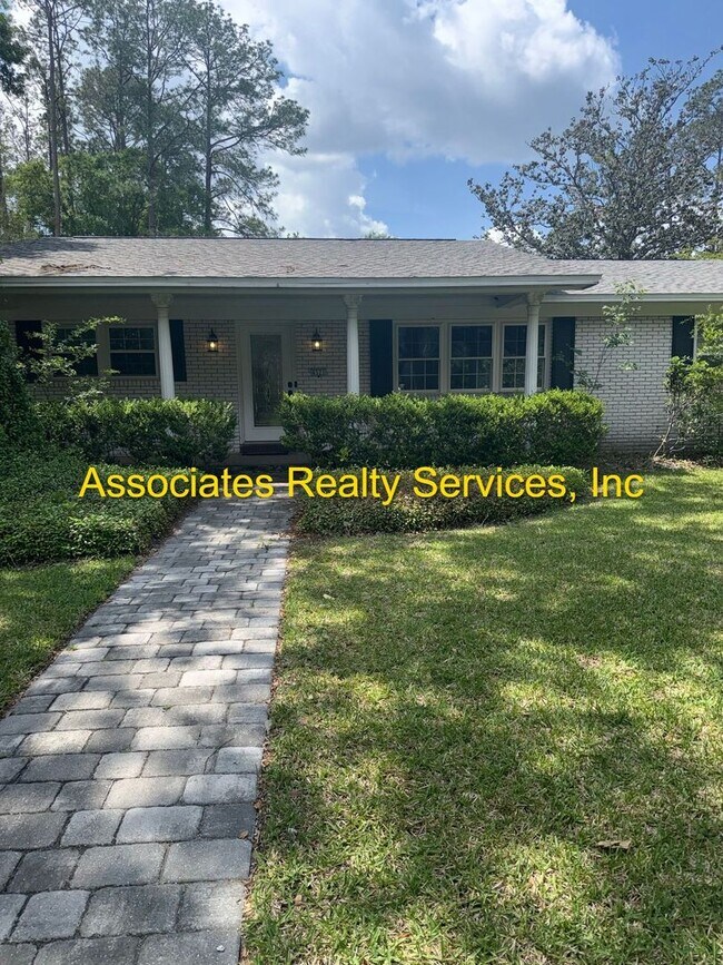 Building Photo - Beautiful 4bed/3bath Corner Lot in Suburban Heights