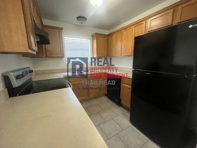 Building Photo - Great Location - 3 Bed/2 Bath - $500 Rent ...