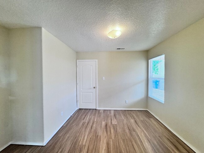 Building Photo - MOVE IN SPECIAL!! HALF OFF-SECURITY DEPOSIT! 3 bed 2 bath home in Los Lunas