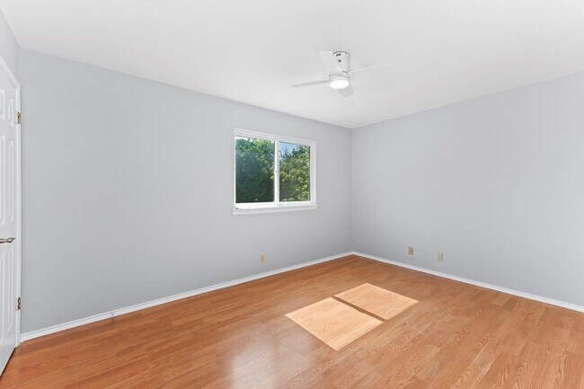 Building Photo - 1807 Iris Ln