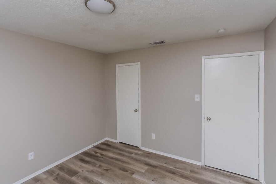 Building Photo - 2410 Bentley Dr