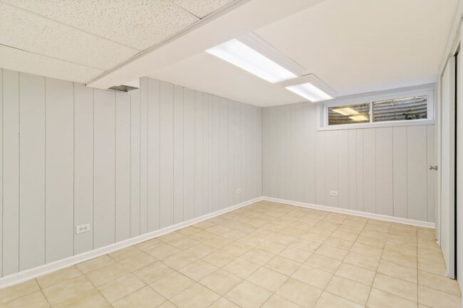 Building Photo - 334 Russet Ln