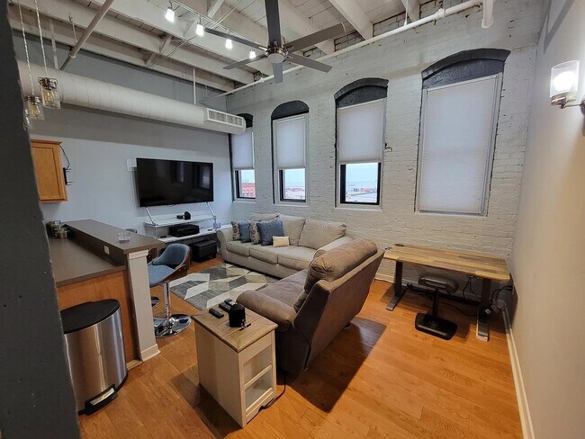 Building Photo - 1133 W 9th St