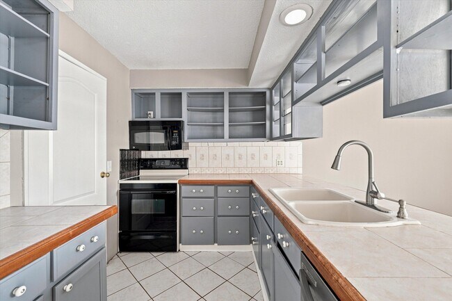 Building Photo - 893 Cliffs Dr