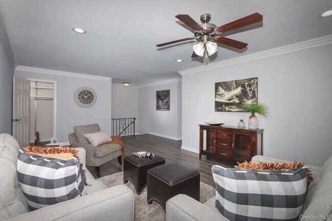 Building Photo - 721 Greenbriar Dr