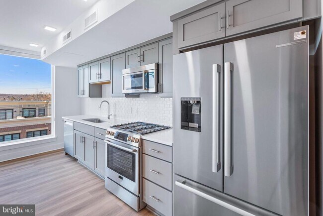 Building Photo - 701 N Henry St