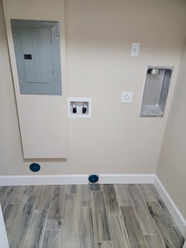 Building Photo - BRAND NEW 3/2 Townhome in Lakeside!!!!