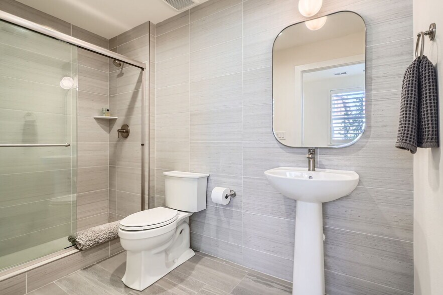 Building Photo - 805 Promenade Dr