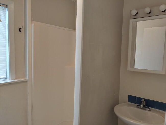 Building Photo - 4 Bedroom, 2 Bath Home Central Coeur d'Alene