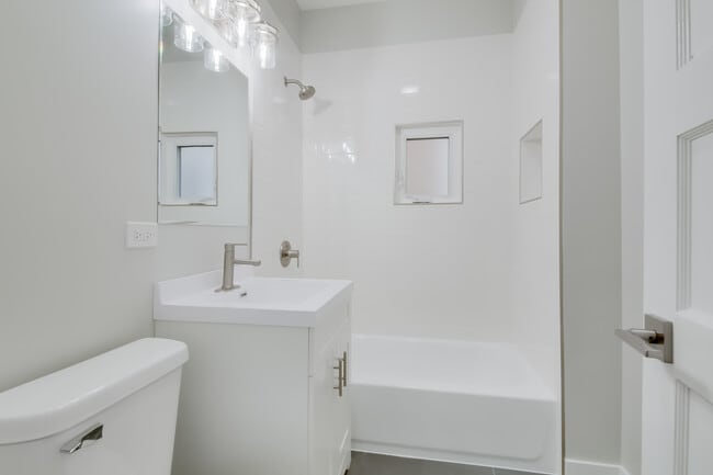 Building Photo - 2842 N Avers Ave