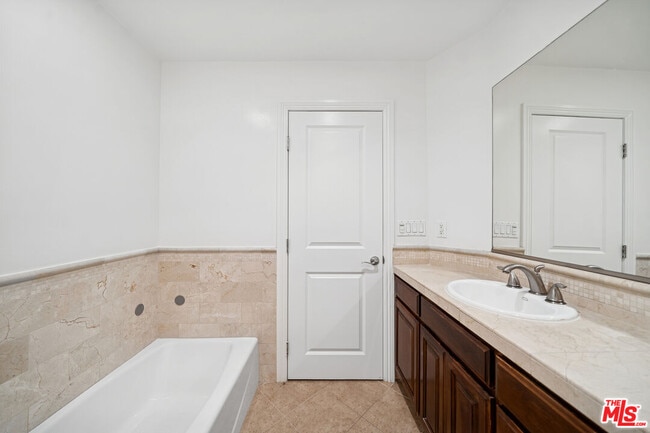 Building Photo - 133 N Swall Dr