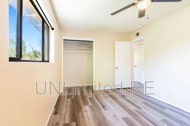 Building Photo - 2926 N Steves Blvd