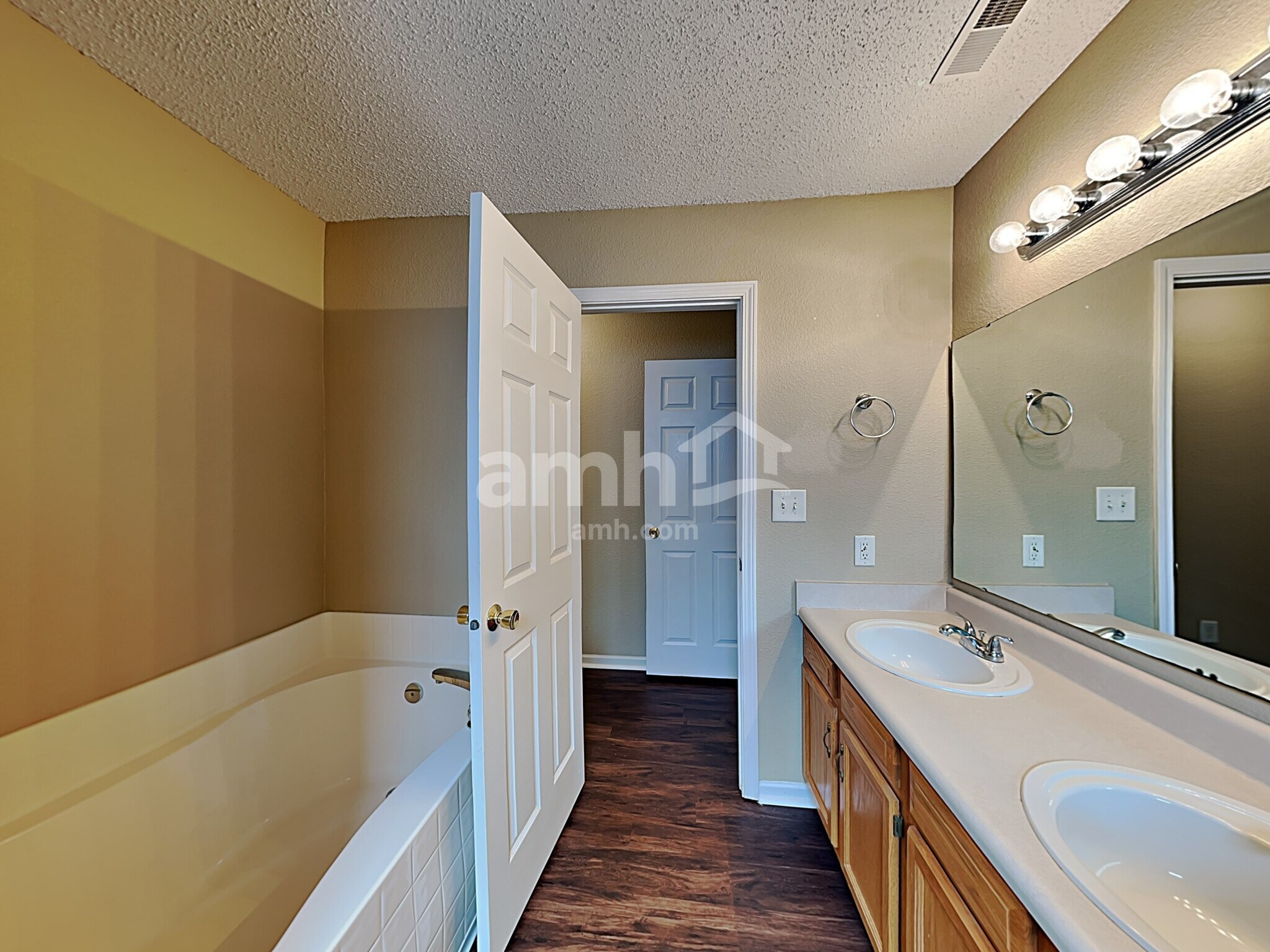Building Photo - 5606 Wood Hollow Dr